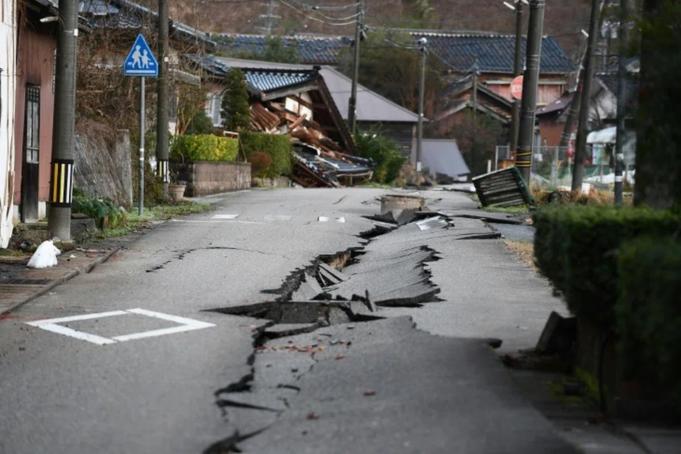 MUSNAH: Jalan-jalan raya retak dan berlubang, menyebabkan laluan tergendala dan sulit bagi pasukan penyelamat menjalankan operasi seperti di bandar Monzen ini,  di wilayah Ishikawa.