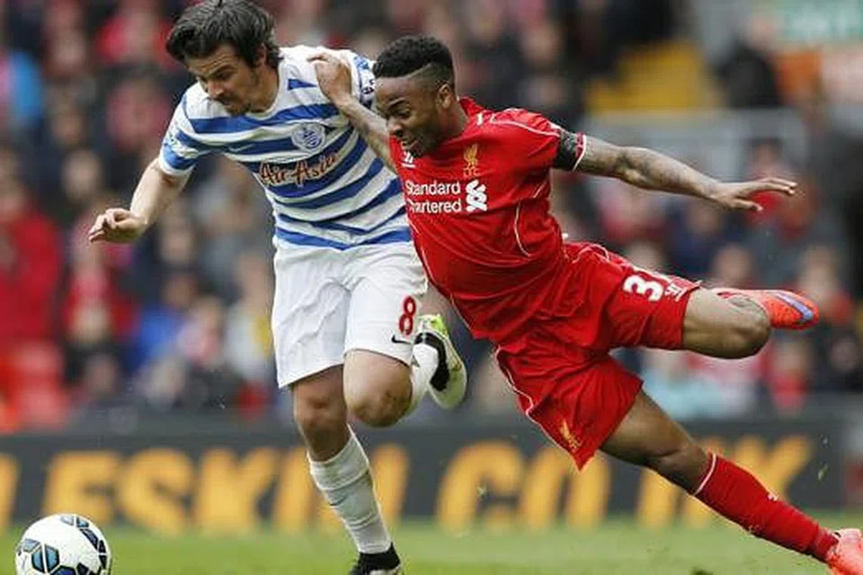MATLAMAT BERBEZA: Pemain Liverpool, Raheem Stirling (atas), berebut bola dengan pemain Queens Park Rangers, Joey Barton, hujung minggu lalu, namun hujung minggu ini pasukan masing-masing akan memburu matlamat berbeza. - Foto REUTERS 