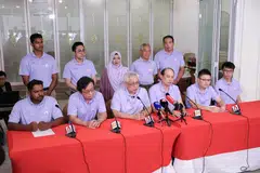 Anggota Parti Kuasa Rakyat (PPP) diketuai Encik Goh Meng Seng (depan, tiga dari kiri) bersama pasukannya, berkongsi rancangan mereka semasa satu sidang media pada 22 April. 