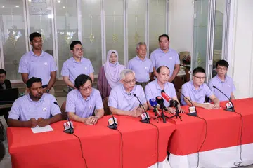 Anggota Parti Kuasa Rakyat (PPP) diketuai Encik Goh Meng Seng (depan, tiga dari kiri) bersama pasukannya, berkongsi rancangan mereka semasa satu sidang media pada 22 April. 