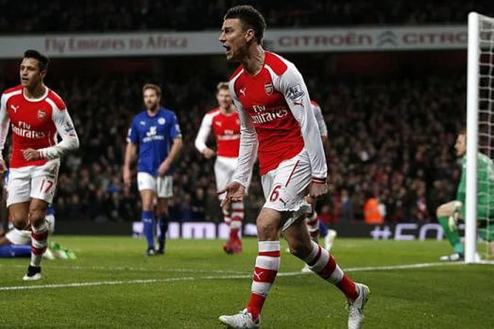 GOL PEMBUKAAN: Pemain bek Perancis Laurent Koscielny (depan) meraikan gol pertama Arsenal ketika menundukkan Leicester City di Stadium Emirates awal pagi semalam. - Foto AFP