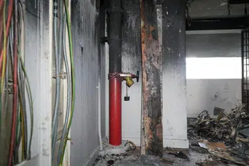 Pasukan Pertahanan Awam Singapura (SCDF) berkata pada 30 Julai bahawa kerana paip ‘dry rising main’ itu tidak berfungsi, air tidak dapat dipam ke tingkat yang terjejas.