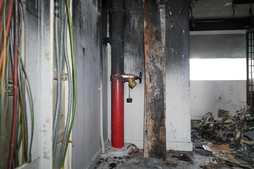 Pasukan Pertahanan Awam Singapura (SCDF) berkata pada 30 Julai bahawa kerana paip ‘dry rising main’ itu tidak berfungsi, air tidak dapat dipam ke tingkat yang terjejas.