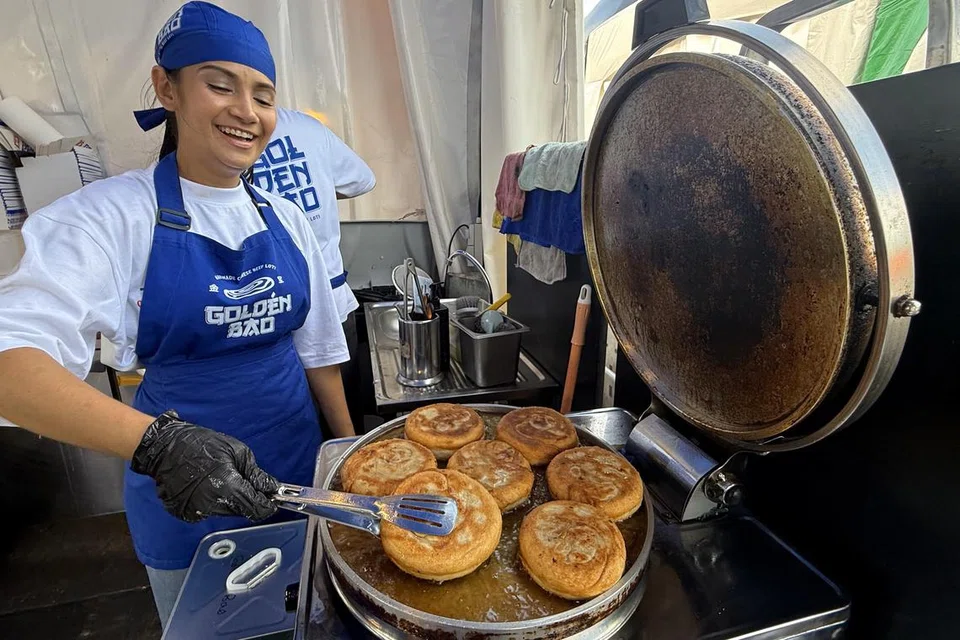Persiapan hidangan utama Golden Bao.