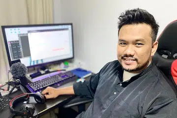 DIBANTU PEMBIMBING KERJAYA: Setelah diberhentikan kerja, Encik Hairul Firdaus Md Yusof mendapatkan bimbingan dan nasihat seorang pembimbing kerjaya agensi WSG dan akhirnya berjaya mendapat pekerjaan di syarikat khidmat prasarana teknologi maklumat (IT) dan telekomunikasi Red Technologies sebagai jurutera projek pada Julai lalu. - Foto ihsan HAIRUL FIRDAUS MD YUSOF