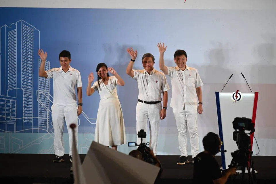 Calon Parti Tindakan Rakyat (PAP) bagi GRC Bishan-Toa Payoh – (dari kanan) Menteri Pengangkutan, Encik Chee Hong Tat; Encik Saktiandi Supaat, Cik Elysa Chen dan Encik Cai Yinzhou – melambai kepada para penyokong di Stadium Yio Chu Kang pada 3 Mei.