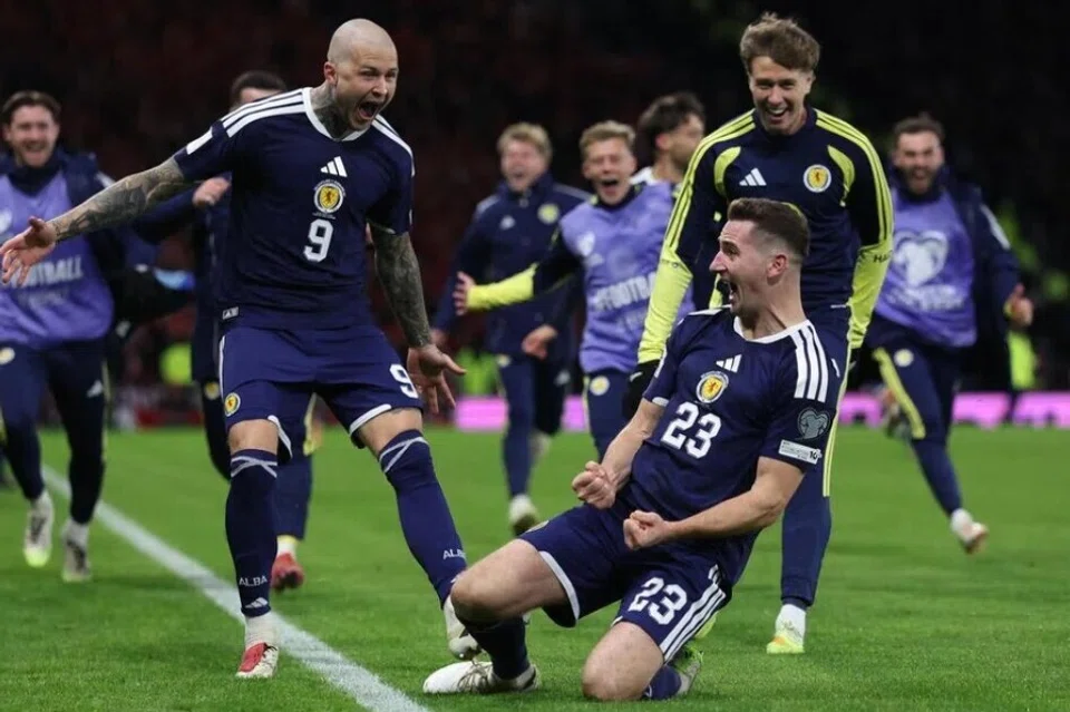 Kenny McLean (tengah) dari Scotland meraikan gol keempat pasukan itu bersama Lyndon Dykes (kiri), dalam perlawanan menentang Denmark pada 18 November.