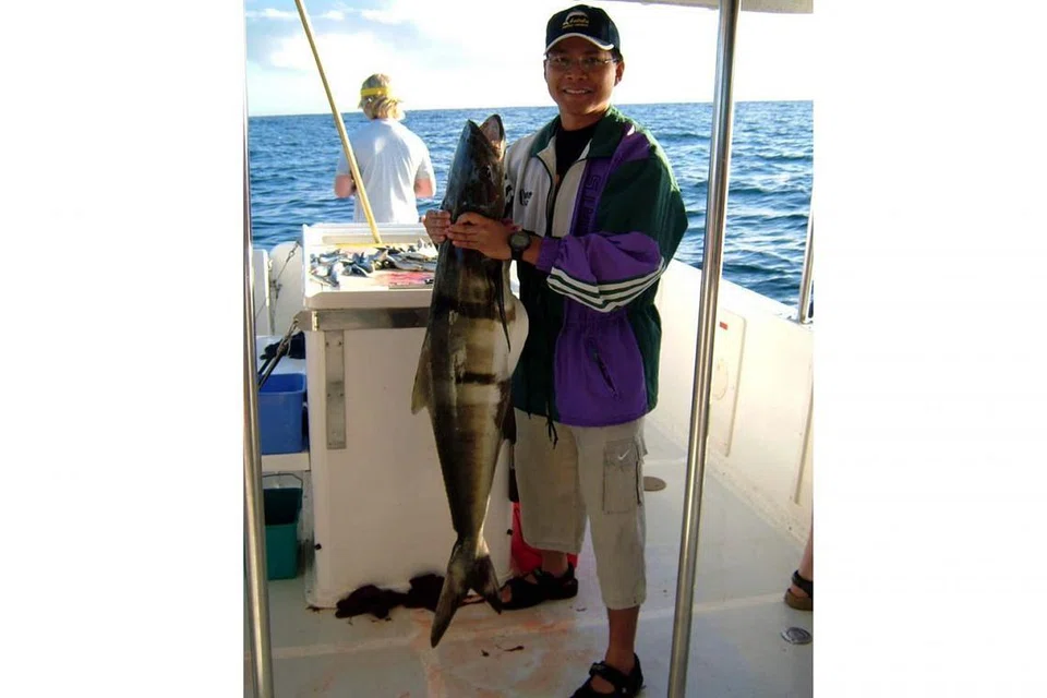 BERBALOI MEMANCING: Encik Muhammad Yazid dengan ikan haruan tasik yang ditangkapnya semasa memancing di Gold Coast, Australia. - Foto-foto ihsan MUHAMMAD YAZID MOHAMED KAMIL