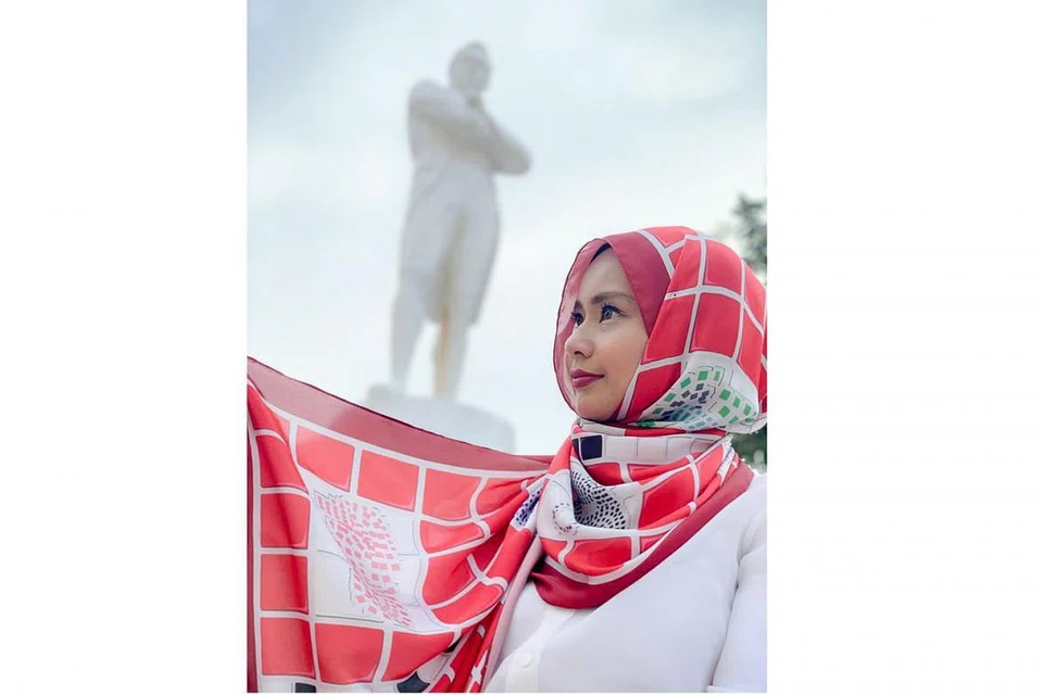 TANDA HORMAT: Diyana Halik memberi penghormatan kepada pembangunan Singapura sempena sambutan Bicentennial. - Foto ihsan DIYANA HALIK