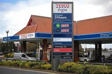 HARGA MINYAK JATUH: Papan paparan menunjukkan harga minyak petrol dan diesel bagi setiap liter di pasar raya Tesco di York utara England. Kelmarin, harga minyak jatuh, dengan dagangan hadapan merosot di bawah AS$20 ($28.48) setong dengan tanda aras antarabangsa Brent jatuh ke tahap terendah dalam 18 tahun. - Foto AFP