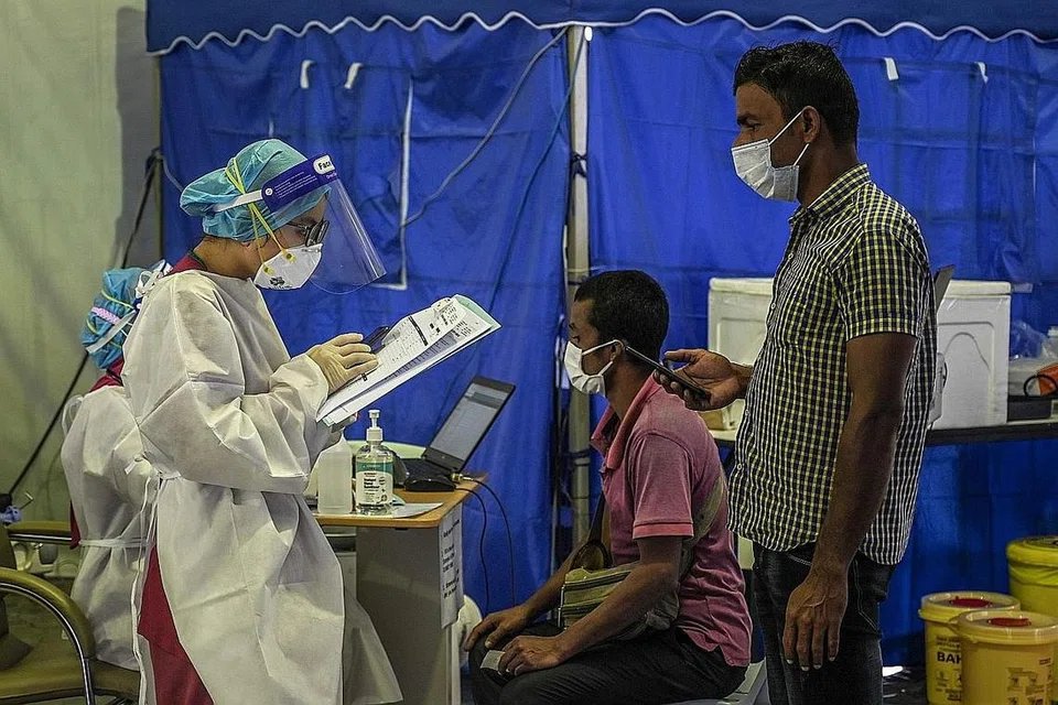PERTINGKAT UJIAN: Pekerja asing menjalani ujian Covid-19 dI Pusat Perubatan Sunway di Subang Jaya pada Oktober. Penguatkuasaan ujian Covid-19 mandatori bagi pekerja asing di Malaysia akan bermula pada 1 Januari di enam negeri dan wilayah persekutuan berisiko tinggi. - Foto AFP