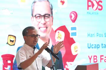 Menteri Komunikasi Malaysia, Encik Fahmi Fadzil, semasa menyampaikan ucapan Majlis Pelancaran Sambutan Hari Pos Sedunia 2024 pada 9 Oktober.