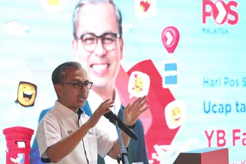 Menteri Komunikasi Malaysia, Encik Fahmi Fadzil, semasa menyampaikan ucapan Majlis Pelancaran Sambutan Hari Pos Sedunia 2024 pada 9 Oktober.