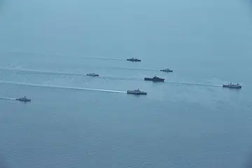 BERLAYAR BERSAMA: Kapal RSN, RSS Supreme (barisan atas) dan RSS Resolution (kedua di barisan kedua) berlayar bersama kapal daripada TNI Angkatan Laut dan Angkatan Laut Amerika Syarikat dalam komponen maritim Latihan Super Garuda Shield. - Foto TNI ANGKATAN LAUT