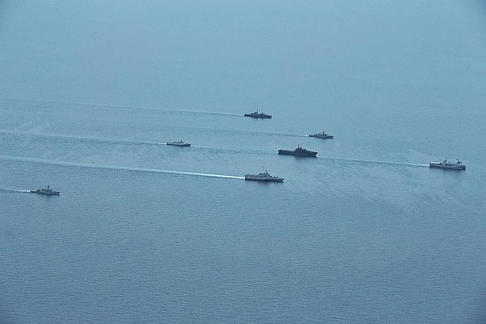 BERLAYAR BERSAMA: Kapal RSN, RSS Supreme (barisan atas) dan RSS Resolution (kedua di barisan kedua) berlayar bersama kapal daripada TNI Angkatan Laut dan Angkatan Laut Amerika Syarikat dalam komponen maritim Latihan Super Garuda Shield. - Foto TNI ANGKATAN LAUT