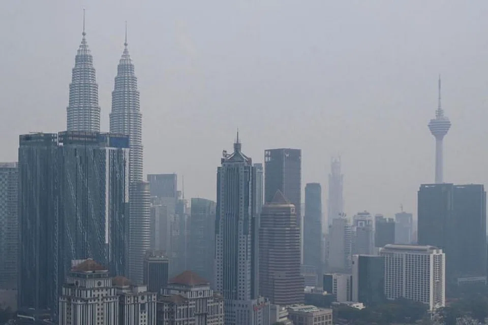 DISELUBUNGI JEREBU: Menara KLCC di Kuala Lumpur diselubungi jerebu pada Selasa (10 September). -Foto AFP.