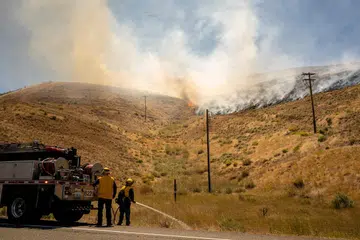 MEMBIMBANGKAN: Cuaca kering dan berangin telah menyebabkan kebakaran hutan di  Washington, Amerika Syarikat, termasuk kebakaran Newell Road dekat Bickleton yang menjejas kawasan seluas sekitar 50,000 ekar. 