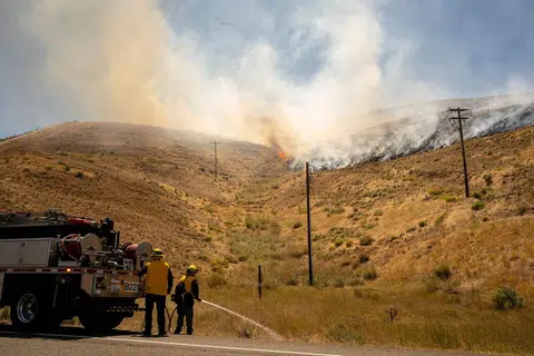 MEMBIMBANGKAN: Cuaca kering dan berangin telah menyebabkan kebakaran hutan di  Washington, Amerika Syarikat, termasuk kebakaran Newell Road dekat Bickleton yang menjejas kawasan seluas sekitar 50,000 ekar. 