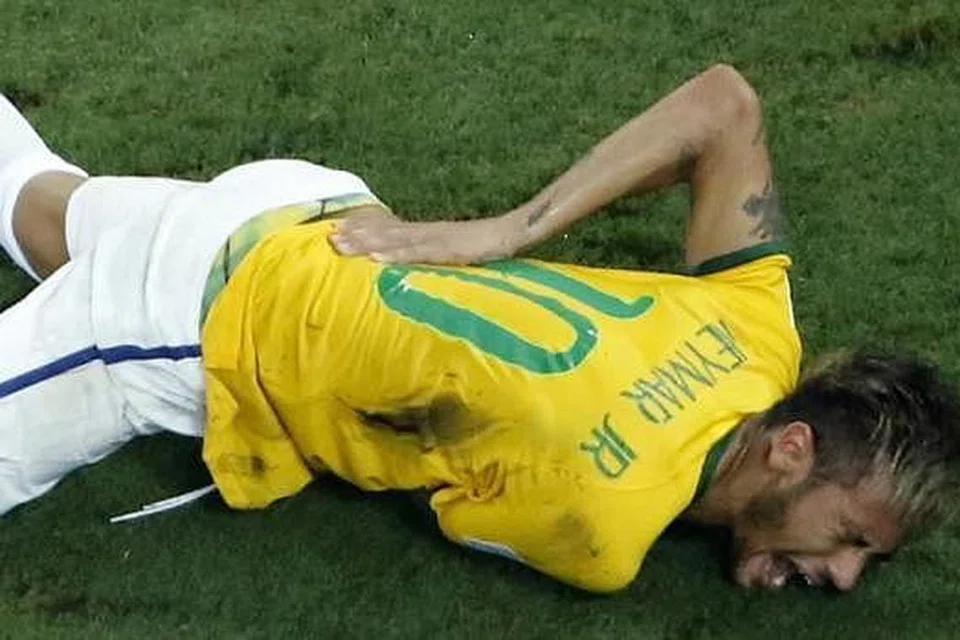 6. Neymar tersungkur - Foto-foto REUTERS, AFP, GOAL CONTROL. 