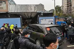 MENJEJAK VIRUS: Kumpulan pakar dari Pertubuhan Kesihatan Sedunia (WHO) mengunjungi pasar borong makanan laut Huanan di Wuhan, China, yang ditutup sejak Januari tahun lalu, bagi mengkaji asal-usul wabak ini. - Foto AFP