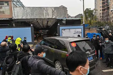 MENJEJAK VIRUS: Kumpulan pakar dari Pertubuhan Kesihatan Sedunia (WHO) mengunjungi pasar borong makanan laut Huanan di Wuhan, China, yang ditutup sejak Januari tahun lalu, bagi mengkaji asal-usul wabak ini. - Foto AFP