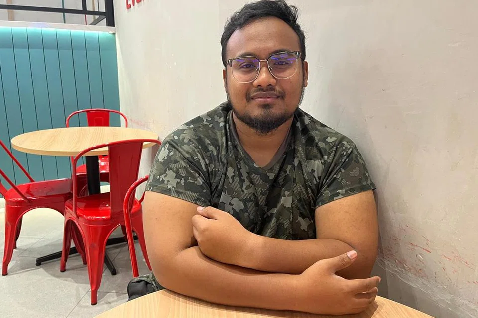 Jurutera swasta, Encik Muhammad Adam Taufiq Rashidi, 32 tahun, terpaksa melakukan kerja sampingan sebagai perunding takaful untuk menanggung perbelanjaan keluarga. 