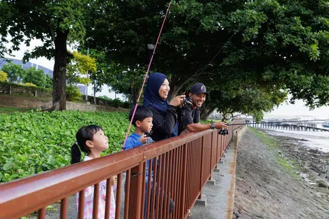 Selain nilai kesabaran, Encik Azhar (kanan) berkata memancing mengajar anak-anaknya tentang kemahiran motor dan alam sekitar seperti fasa bulan dan perubahan pasang surut air.