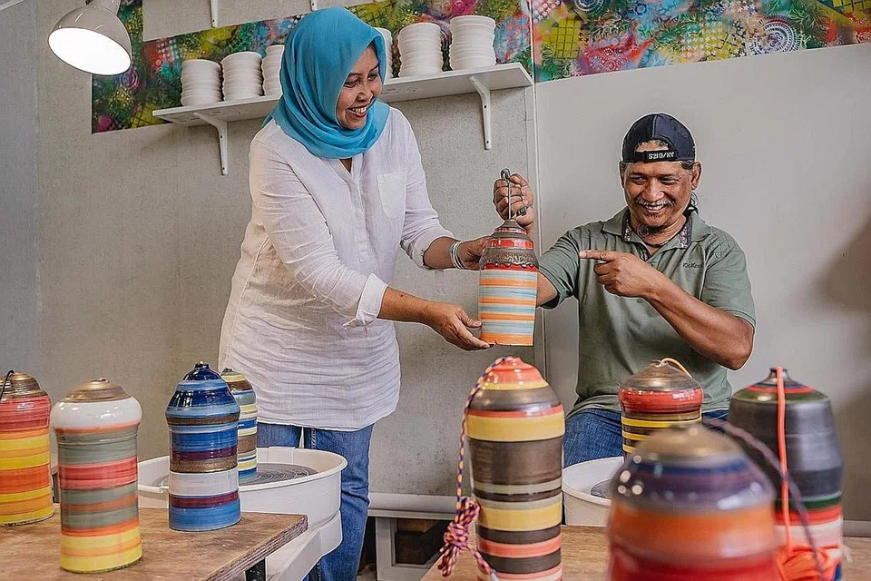 SUMBANG KARYA SENI UNTUK AMAL: Penggiat seni setempat, Encik Ahmad Abu Bakar (kanan) telah menyumbang bingkisan karya seni dari koleksi 'Candy Gardens' beliau kepada usaha HGEF untuk mengumpul dana. Bersamanya ialah Setiausaha Kehormat HGEF, Cik Haslinda Putri Harun. - Foto BH oleh NUR DIYANA TAHA