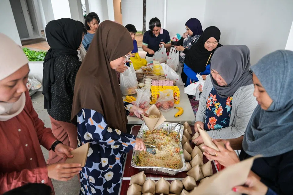 ‘Bayview Sisters’, sekumpulan wanita yang menetap di Bayview, Sumang Walk di Punggol, secara sukarela menyediakan makanan secara mingguan sepanjang Ramadan sejak 2022 untuk penduduk di Bayview.