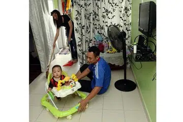 PENUH HARAPAN: Encik Iswadi Idris dan Cik Sarinah Rahim mahu berpindah secepat mungkin.