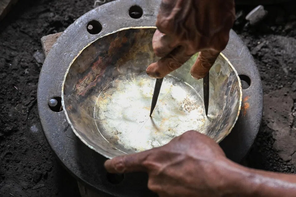 Jangka sudut digunakan untuk melukis dan menyemak bulatan, dengan pengukuran dilakukan berulang kali bagi memastikan bentuk dan saiz yang tepat, kerana perbezaan kecil boleh menjejas ton alat muzik.