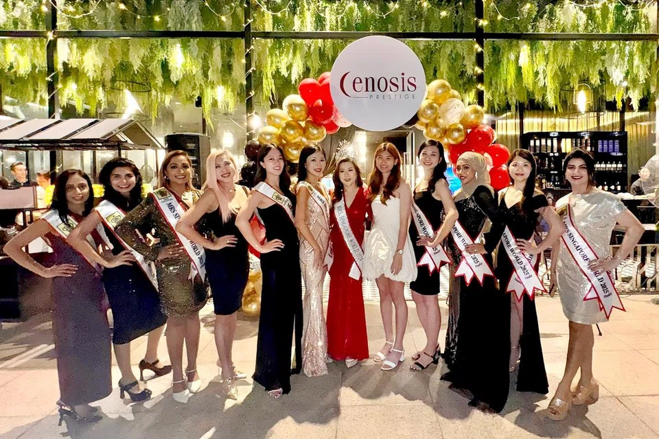 Cik Nur Hidayah Eser (tiga dari kanan) adalah satu-satunya peserta berhijab yang bertanding di peringkat akhir dalam pertandingan Mrs Singapore World.