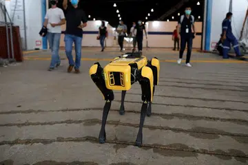 Robot kaki empat mula ronda jarak selamat di taman Bishan-Ang Mo Kio