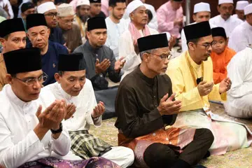 (Dari kiri) Ketua Eksekutif Muis, Encik Kadir Maideen; Presiden Muis, Encik Saat Abdul Rahman; Menteri Bertanggungjawab bagi Ehwal Masyarakat Islam, Encik Masagos Zulkifli Masagos Mohamad; dan Pengerusi Masjid Omar Kampong Melaka, Ustaz Mohammad Yusri Yubhi Md Yusoff, semasa menunaikan solat Aidilfitri di masjid itu pada 10 April.