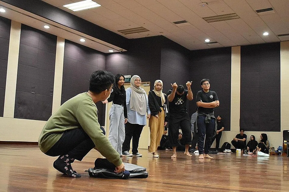 TINGKATKAN KESEDARAN: Watak Norman (kiri) yang menghidapi autisme bersama ahli-ahli keluarganya (kanan) dalam satu babak.