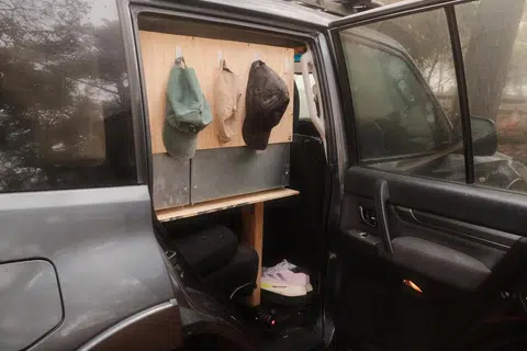 Ruang untuk menyimpan topi, kasut, dan beberapa aksesori lain boleh diakses dengan membuka pintu belakang van.