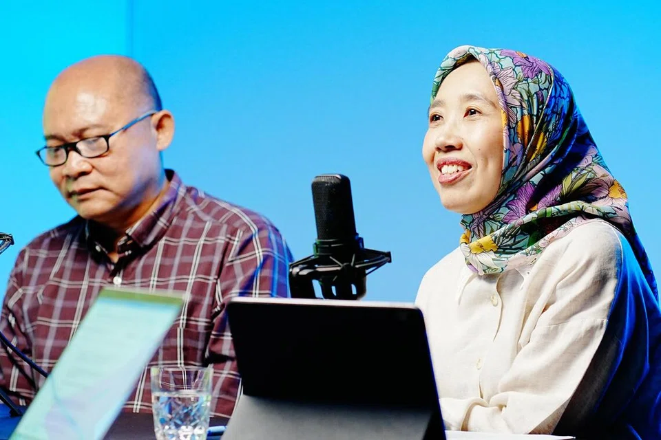 Pengasas Nusantara Connect, Dr Mohamad Shamsuri Juhari (kiri) dan Ketua Pegawai Eksekutif (CEO) PPIS, Cik Aidaroyani Adam, memberikan pendapat semasa sesi rakaman podcast BHerbual terbitan Berita Harian pada 24 Ogos, sehari selepas Perdana Menteri Lawrence Wong menyampaikan Rapat Hari Kebangsaan (NDR).