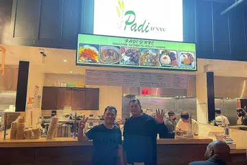 HIDANGAN MELAYU DI AMERIKA: Encik Hashim (kiri) bersama seorang lagi pemilik Padi@Bussorah, Encik Salman Abdullah, di gerai Padi D'NYC di ruang penjaja Urban Hawker dekat Times Square di New York yang dibuka kelmarin. - Foto ihsan HASHIM ALI