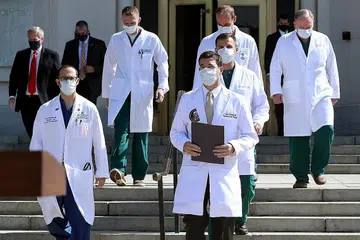 TAKLIMAT MEDIA: Pegawai perubatan kepada Presiden Donald Trump, Dr Sean Conley (depan, kanan), mengongsi perkembangan tentang keadaan Encik Trump di Pusat Perubatan Tentera Nasional Walter Reed di mana presiden Amerika Syarikat itu menerima rawatan selepas diuji positif Covid-19 di Bethesda, Maryland. - Foto EPA-EFE