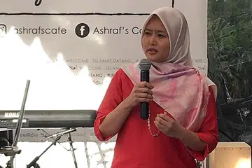 JADI SEBAK: Cik Rahayu begitu sebak ketika berucap dalam majlis pembukaan hab MIJ pada Sabtu lalu.