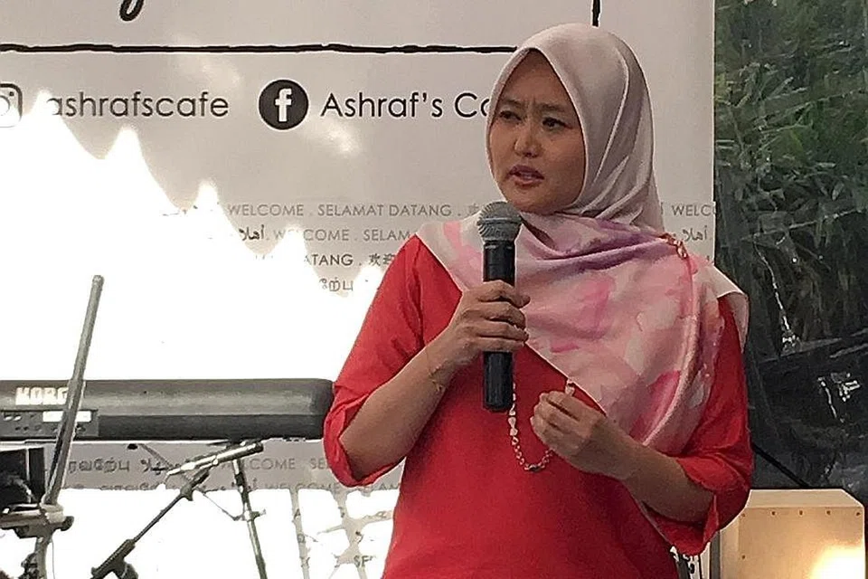 JADI SEBAK: Cik Rahayu begitu sebak ketika berucap dalam majlis pembukaan hab MIJ pada Sabtu lalu.
