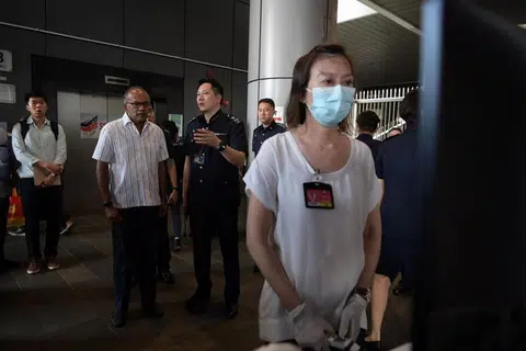 Encik Shanmugam sedang mendengarkan taklimat dan penjelasan oleh salah seorang pegawai berhubung dengan langkah-langkah pemeriksaan tambahan ketika melawat ke Pusat Pemeriksaan Woodlands. 