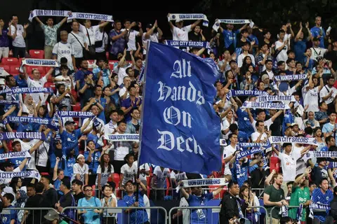  Lion City Sailors, bertemu dengan pasukan Sharjah FC dari Emiriah Arab Bersatu dalam final Liga AFC Peringkat Kedua di Stadium Bishan pada 18 Mei 2025. Walaupun berjaya menyamakan kedudukan pada masa kecederaan, Lion City Sailors akhirnya tewas 1-2 akibat gol kemenangan dari Sharjah. Gambar menunjukkan penyokong Lion City Sailors mengangkat sepanduk dan mengibarkan bendera bagi menyatakan sokongan mereka kepada pasukan.