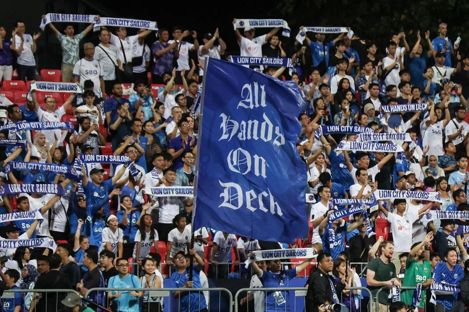  Lion City Sailors, bertemu dengan pasukan Sharjah FC dari Emiriah Arab Bersatu dalam final Liga AFC Peringkat Kedua di Stadium Bishan pada 18 Mei 2025. Walaupun berjaya menyamakan kedudukan pada masa kecederaan, Lion City Sailors akhirnya tewas 1-2 akibat gol kemenangan dari Sharjah. Gambar menunjukkan penyokong Lion City Sailors mengangkat sepanduk dan mengibarkan bendera bagi menyatakan sokongan mereka kepada pasukan.