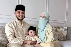 KINI BEREMPAT: Pu Riz dan Neelofa yang bergambar dengan anak sulung mereka, Muhammad Bilal, bersyukur dikurniakan seorang lagi anak lelaki pada Rabu lalu sebagai penyeri rumah tangga mereka.