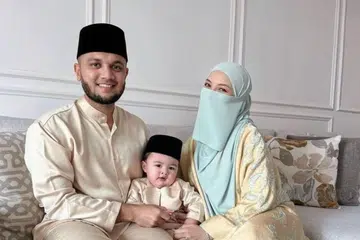 KINI BEREMPAT: Pu Riz dan Neelofa yang bergambar dengan anak sulung mereka, Muhammad Bilal, bersyukur dikurniakan seorang lagi anak lelaki pada Rabu lalu sebagai penyeri rumah tangga mereka.