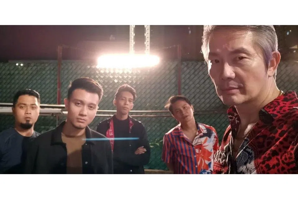 TERUJA KERJA DENGAN BAKAT MUDA: Marcus Mok (kanan) gembira dapat berada dalam set yang menampilkan bakat muda yang rajin dan gigih berkarya. 