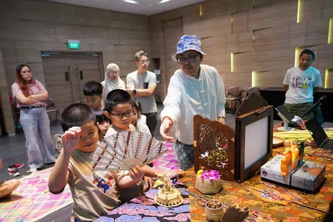 Melalui demonstrasi, persembahan, bengkel dan pengalaman berasaskan deria, pengunjung berpeluang mengalami sendiri warisan yang sebelum ini sering difahami melalui teks atau artifak semata-mata., kata penulis. Dalam bengkel, ‘Cerita Laut: Tales & Crafts of the Sea’, peserta belajar membuat kraf haiwan laut menggunakan daun mengkuang.