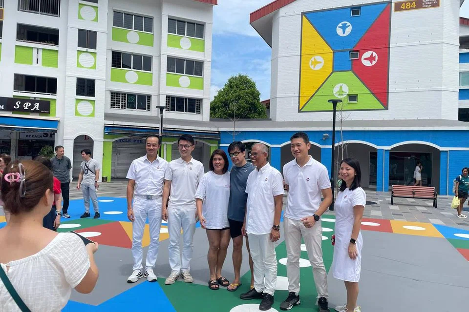 Pasukan PAP yang mengekalkan kerusi Parlimen bagi GRC Tampines bercadang untuk kerap turun padang bagi memahami lebih baik isu yang dihadapi penduduk, termasuk yang sangat menimbulkan keprihatinan, kata ketua pasukan PAP di GRC Tampines, yang juga Menteri Pembangunan Sosial dan Keluarga merangkap Menteri Bertanggungjawab bagi Ehwal Masyarakat Islam, Encik Masagos Zulkifli Masagos Mohamad (tiga dari kanan). Bersama beliau ialah anggota pasukannya (dari kiri), Menteri Negara Kanan (Tenaga Manusia merangkap Kemampanan dan Sekitaran), Dr Koh Poh Koon; Setiausaha Parlimen Kanan (Pengangkutan merangkap Kemampanan dan Sekitaran), Encik Baey Yam Keng; Encik David Neo (dua dari kanan); dan Dr Charlene Chen (kanan). Pasukan itu sedang bergambar bersama penduduk. – Foto ST