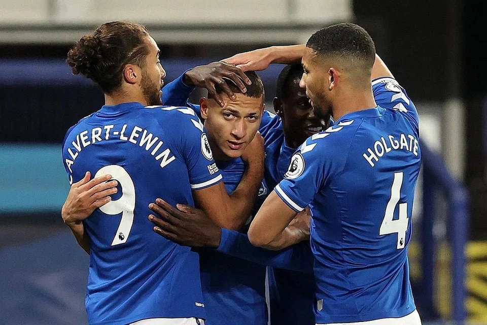 RAI KEMENANGAN: Penyerang Everton Richarlison (tengah) meraikan dengan rakan sepasukan setelah menjaringkan gol pembukaan perlawanan antara Everton dan Southampton di Goodison Park di Liverpool. - Foto AFP